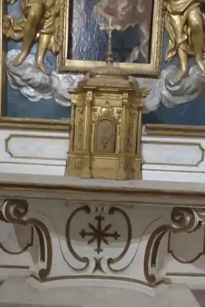 A solar cross symbol below the sacrament house on an altar, Santa Maria della Scala